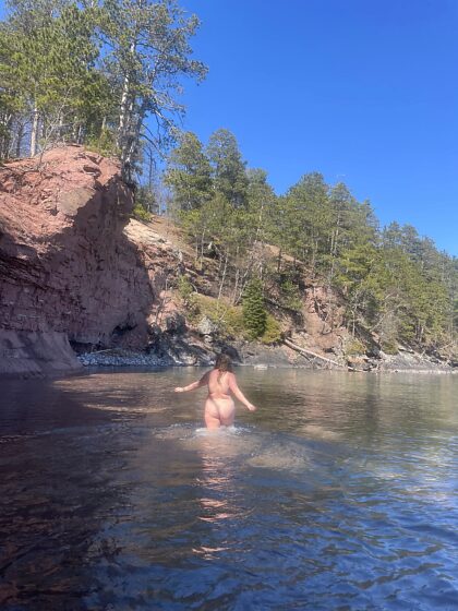 pov : vous êtes en randonnée et vous cherchez à voir une fée dans l'eau !
