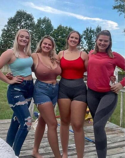 Un groupe magnifique… mais le plus grand sourire va avec les plus gros seins