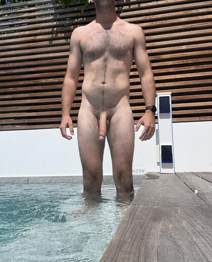 Garçon de piscine nu à la piscine.