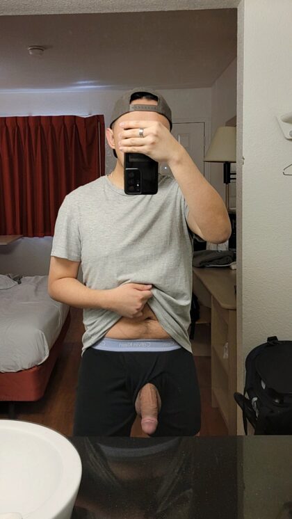 Excitée dans ma chambre de motel, viens adorer ma bite ?