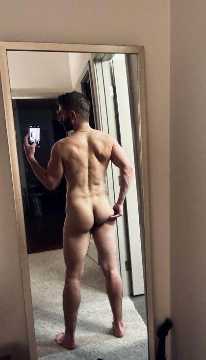 Flexionando minha bunda e me sentindo muito bem com isso