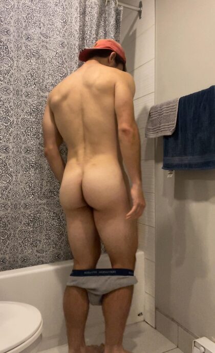 J'ai besoin d'une bite de garçon dans mon cul