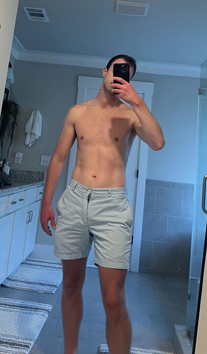 Je te l'ai dit, mec, ça ne rentre pas dans le jockstrap.  Essayons ta bouche