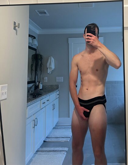Je te l'ai dit, mec, ça ne rentre pas dans le jockstrap.  Essayons ta bouche