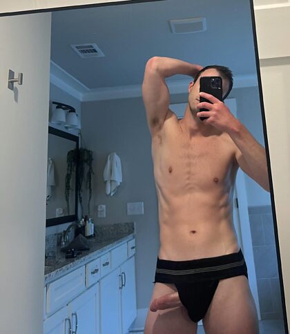 Je te l'ai dit, mec, ça ne rentre pas dans le jockstrap.  Essayons ta bouche