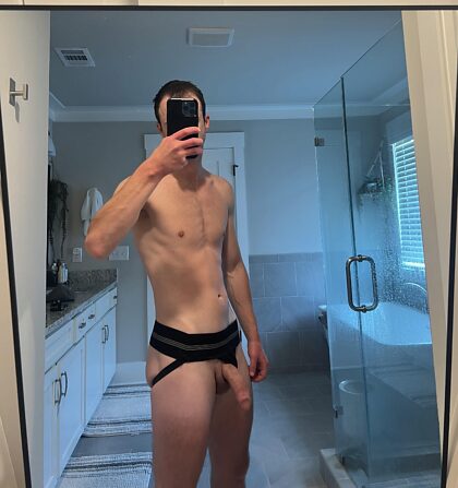 Je te l'ai dit, mec, ça ne rentre pas dans le jockstrap.  Essayons ta bouche