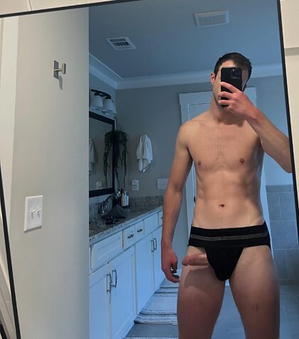 Je te l'ai dit, mec, ça ne rentre pas dans le jockstrap.  Essayons ta bouche