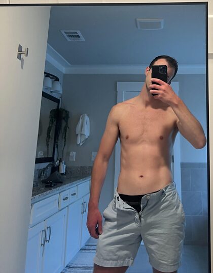 Je te l'ai dit, mec, ça ne rentre pas dans le jockstrap.  Essayons ta bouche