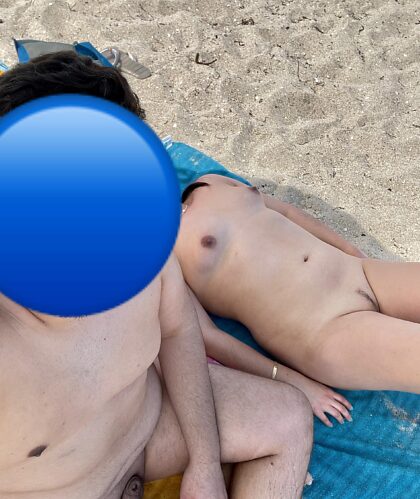 Je suis toujours la plus petite à la plage.  M'humilierais-tu devant ma femme ?