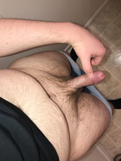 Ich versuche, selbstbewusster mit meiner Größe umzugehen.  Es ist hart, wenn jeder Typ, den man in den Duschen des Fitnessstudios oder online sieht, immer dicker zu sein scheint.  Ich hoffe, jemanden zu finden, der meine Größe akzeptiert.