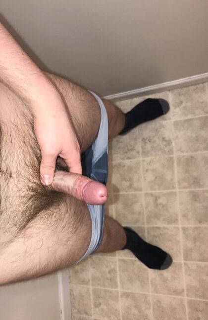 Ich versuche, selbstbewusster mit meiner Größe umzugehen.  Es ist hart, wenn jeder Typ, den man in den Duschen des Fitnessstudios oder online sieht, immer dicker zu sein scheint.  Ich hoffe, jemanden zu finden, der meine Größe akzeptiert.