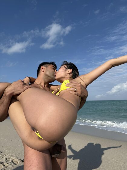 Les journées à la plage ne peuvent pas être meilleures que ça - DEUX femmes asiatiques sexy exhibant leurs chattes mouillées devant TOUT LE MONDE sur la plage !