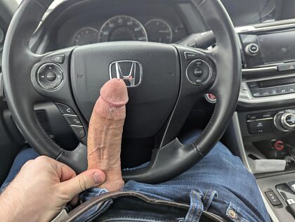 Je t'envoie ça et je dis que je suis garée devant ta maison, tu te faufiles pour t'amuser avec ma grosse bite, mec ?