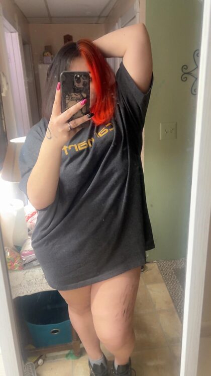 glissez pour voir ce qu'il y a sous ma chemise