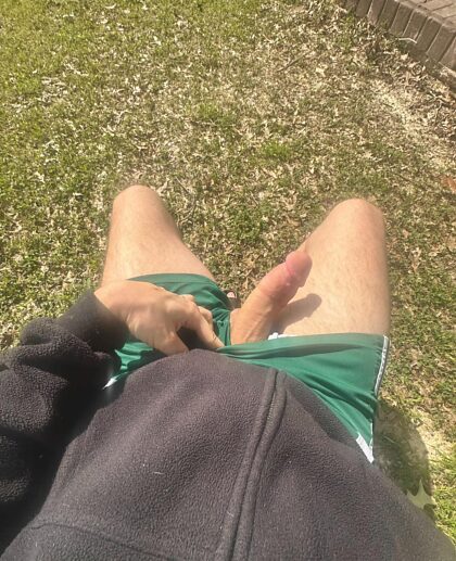 Ik werk aan mijn kleurtje terwijl ik in de voortuin aan het tuinieren ben