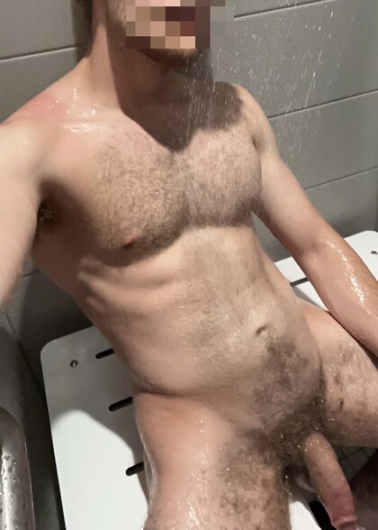J'adore me branler sous la douche de la salle de sport