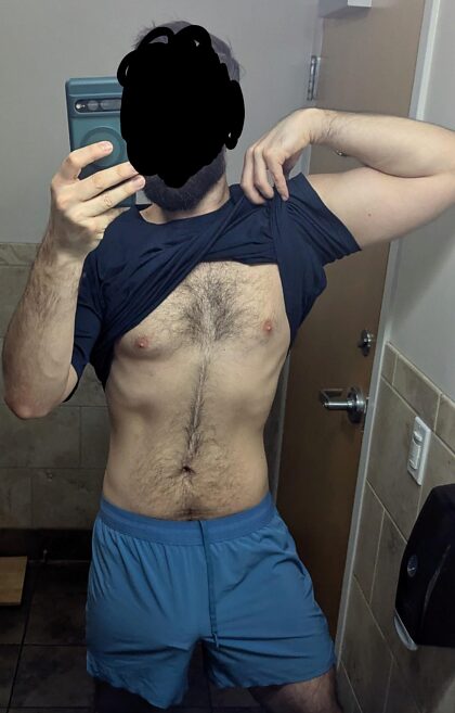 この体操服を脱ぐのを手伝ってくれませんか？