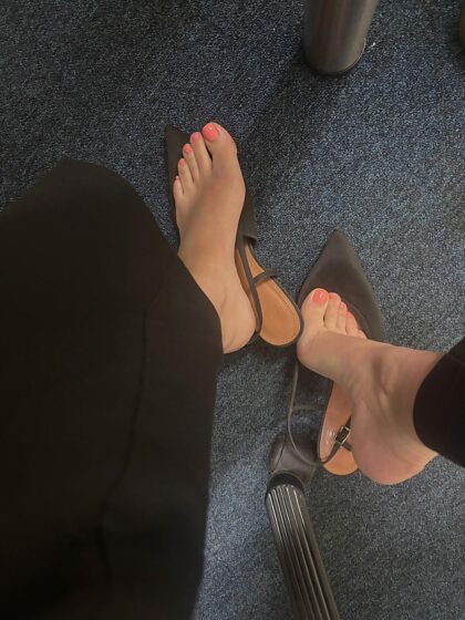 Pourriez-vous complimenter mes pieds au bureau ?