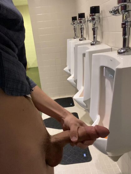 Pas de pantalon dans la salle de bain