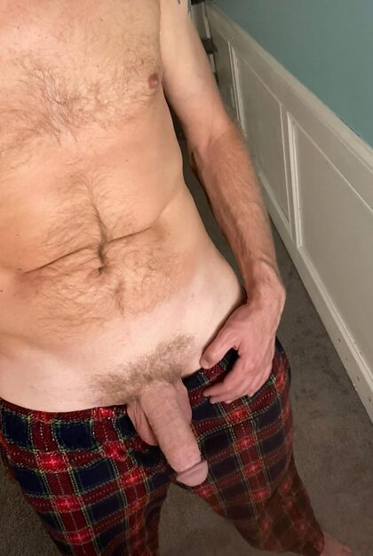 46.  Papa n'est pas prêt à ce que la saison des pyjamas en flanelle soit terminée.