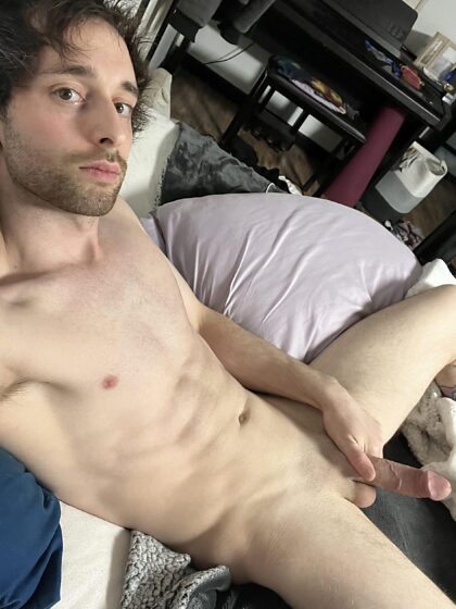 J'ai coupé mes poils corporels juste parce que je voulais tester mes nouvelles tondeuses. C'est bizarre d'être un twink temporaire.