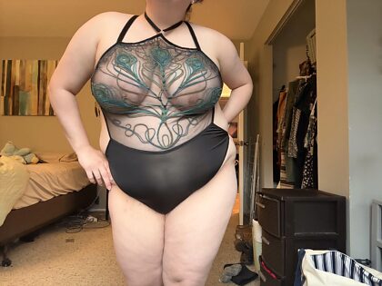 J'adore à quoi ressemble cette nouvelle lingerie vue de face, de dos et sur le sol.
