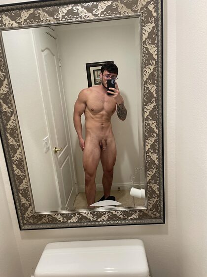 Quel mec de gym va m'aider à faire bander ma douce bite. Je suis juste excitée, j'ai besoin de pomper à nouveau...