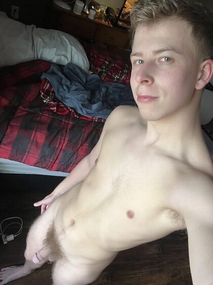 22M Je me sens un peu seule, alors j'ai pensé voir s'il y avait des papas dans le coin !  De préférence avec beaucoup de poils et de grosses bites