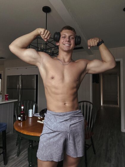 18 ans, hétéro, 1,88 m.  Pourriez-vous me repérer en train de faire des squats ?