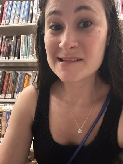 upskirt in biblioteca con la signorina K