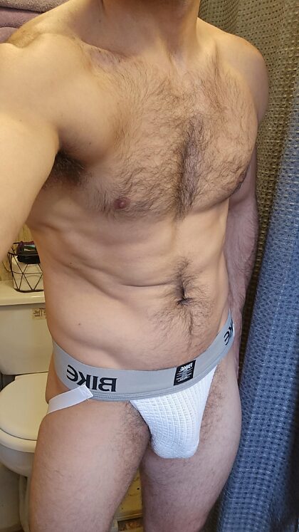 C'est la première fois que je porte un jockstrap, je ne sais pas trop ce que j'en pense, mais on m'a dit de le poster sur Reddit pour qu'il décide.