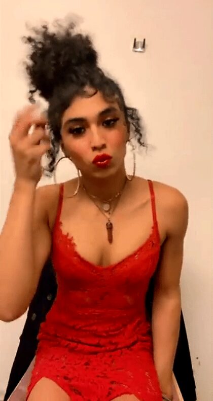 Choisissez 3 gifs de la superbe Luma Lavont !