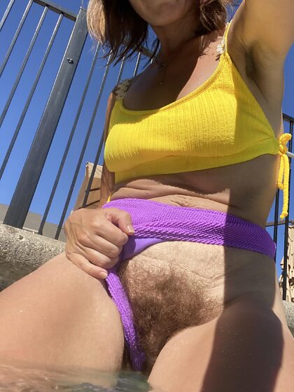 À la piscine avec mon buisson, je suis très amicale (;