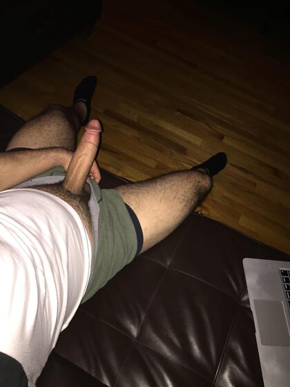 J'ai besoin de mecs qui sont d'accord avec le fait que ma longue bite lourde doive sortir. Elle me donne beaucoup trop d'érections aléatoires et ça aiderait de ne pas l'avoir dans mon pantalon pendant un moment