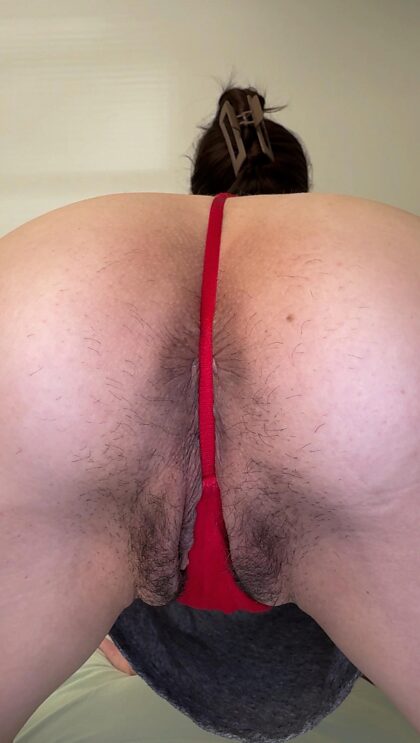 Le string ne fait pas grand-chose pour mes trous poilus