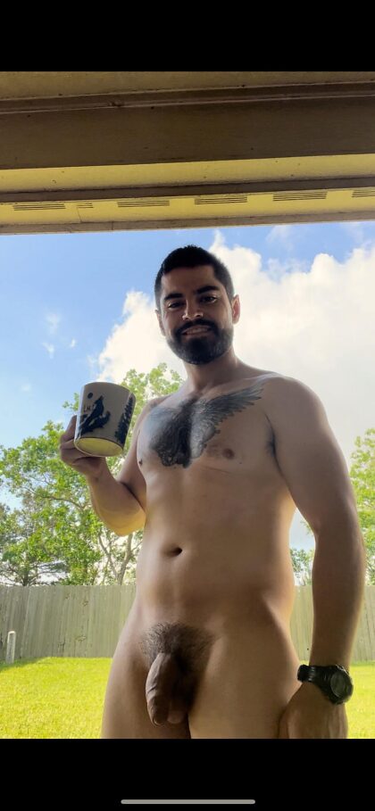 Je savoure mon café dans le jardin