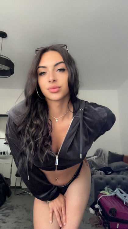 Juste une petite fille trans qui aime les câlins après s'être fait pilonner