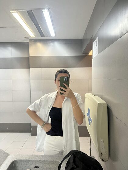 Dure journée à l'hôpital… tiens, prends des seins