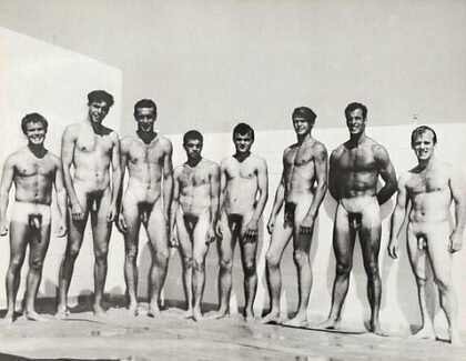 Groupe d'hommes nus vintage en noir et blanc