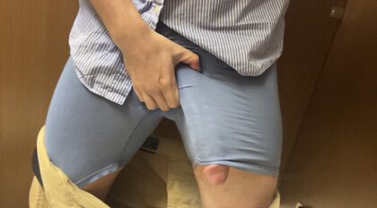 Essaie de te calmer pendant que je te baise à 23 cm de profondeur