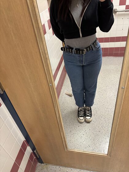 OOTD!  Bon lundi, c'est la semaine d'appréciation des enseignants, alors j'espère que j'en recevrai de votre part ;)