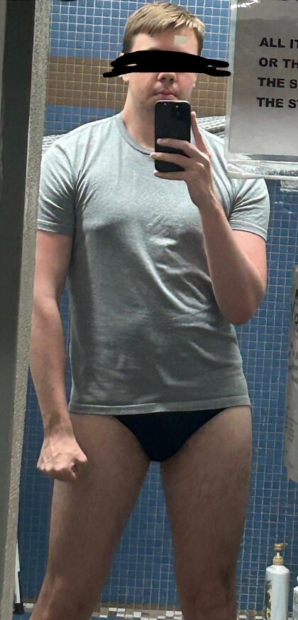 J'adore quand les mecs portent un t-shirt et un maillot de bain