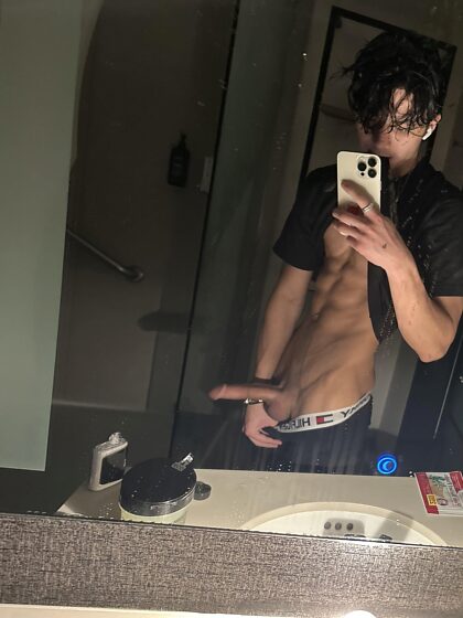 24, j'adore montrer ma croissance.