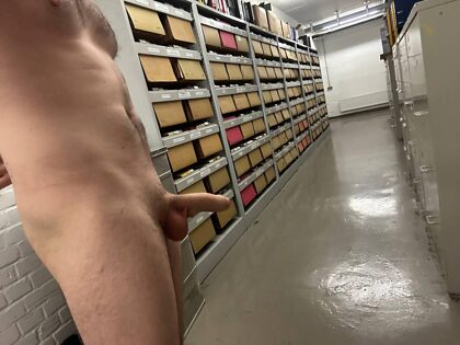 Avez-vous déjà surpris votre jeune collègue de 21 ans en train de se masturber au travail ?