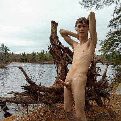 J'adore me mettre nue au bord du lac