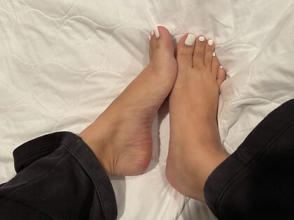 Gotta love freshly painted toes.