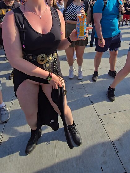 Pas de culotte sous ma robe lors d'un concert en plein air