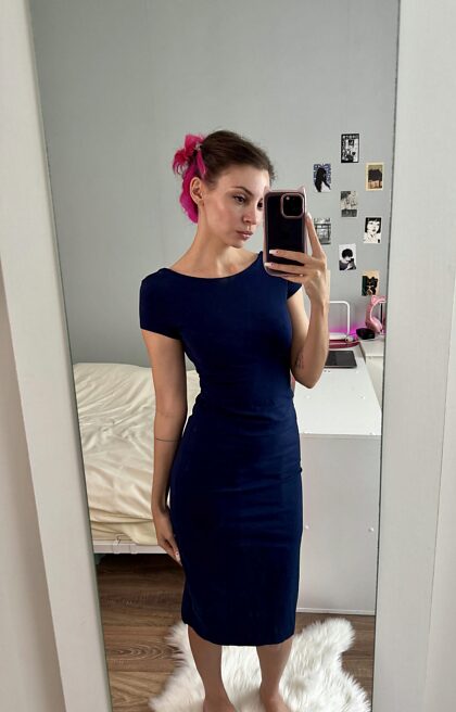 Cette robe ne laisse pas beaucoup de place à l'imagination... tu aimes ça