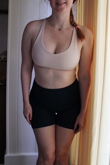 Une MILF rousse en forme se déshabille après la salle de sport