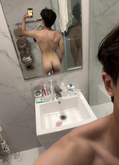 mes premières photos de cul, j'espère qu'elles vous plairont :)